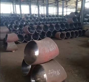 1020 मिमी व्यास वाले कार्बन स्टील एल्बो पैक किए जा रहे हैं और वियतनाम भेजे जा रहे हैं।
